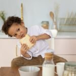 Featured image for تغذية الأطفال فوق السنتين: كيف تبنين نظامًا غذائيًا صحيًا لطفلك النامي
