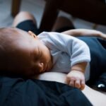 Featured image for الرّضيع لا ينام إلا على الصدر: كيف تتعاملين مع هذه المرحلة؟