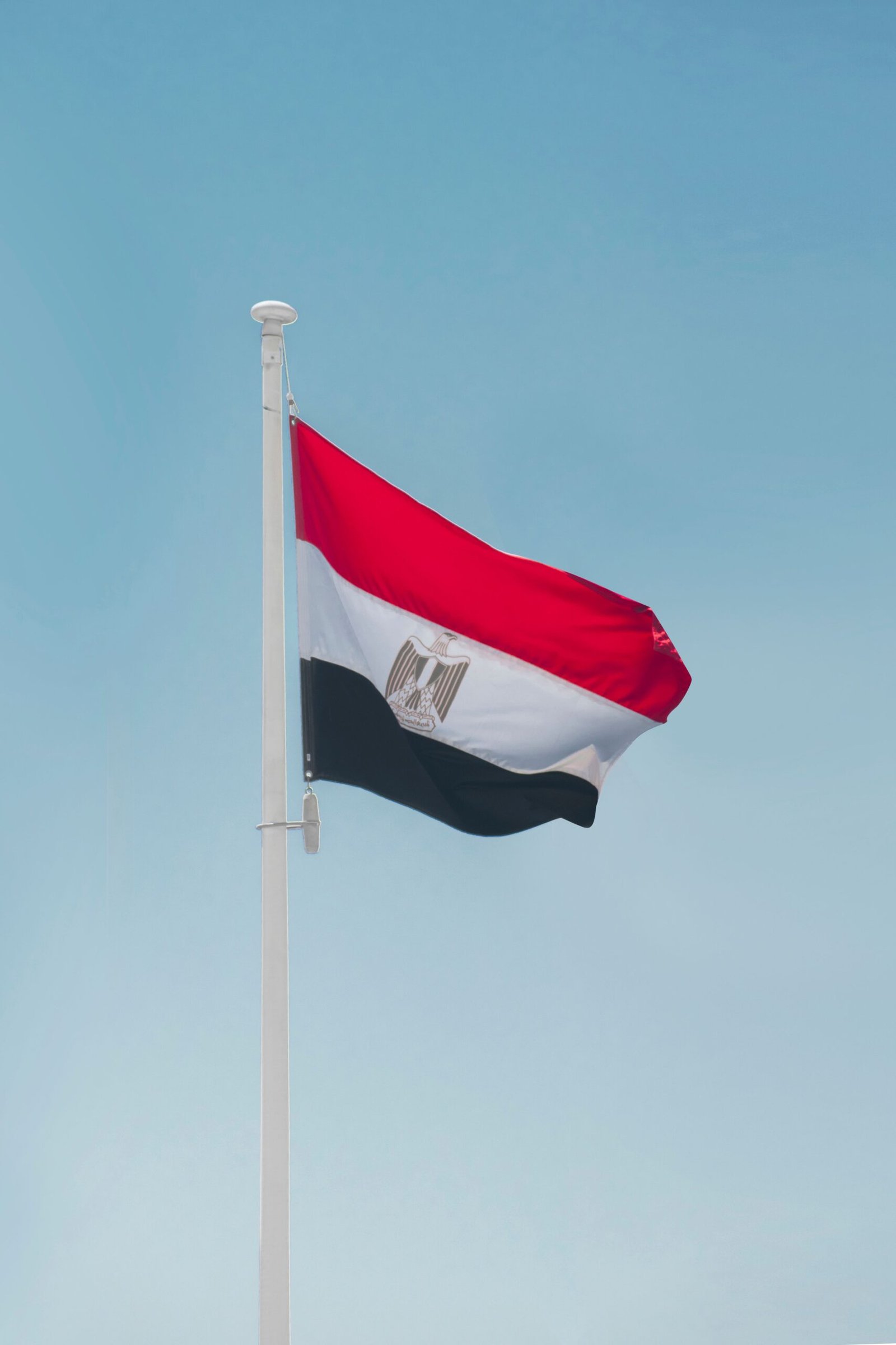 علم مصر يرفرف في السماء الصافية