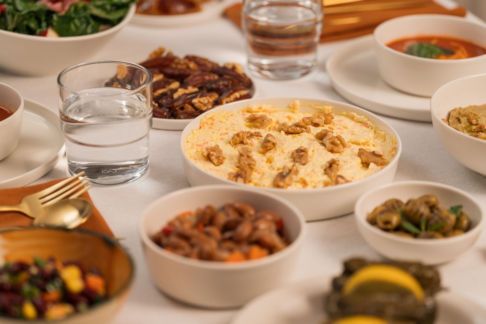 مائدة مليئة بالأطباق والحلويات التقليدية
