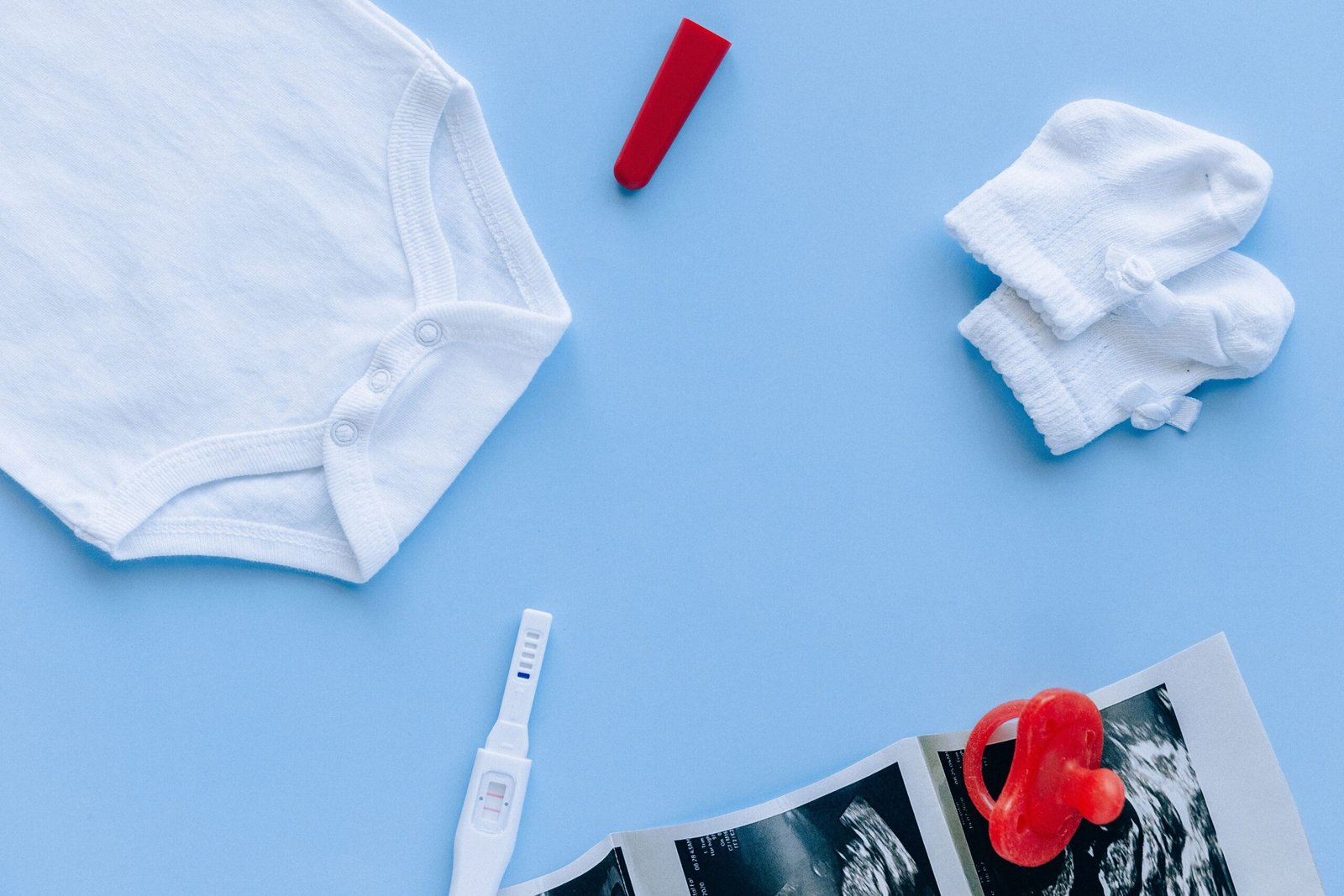 تنسيق علوي لمستلزمات المولود الأساسية