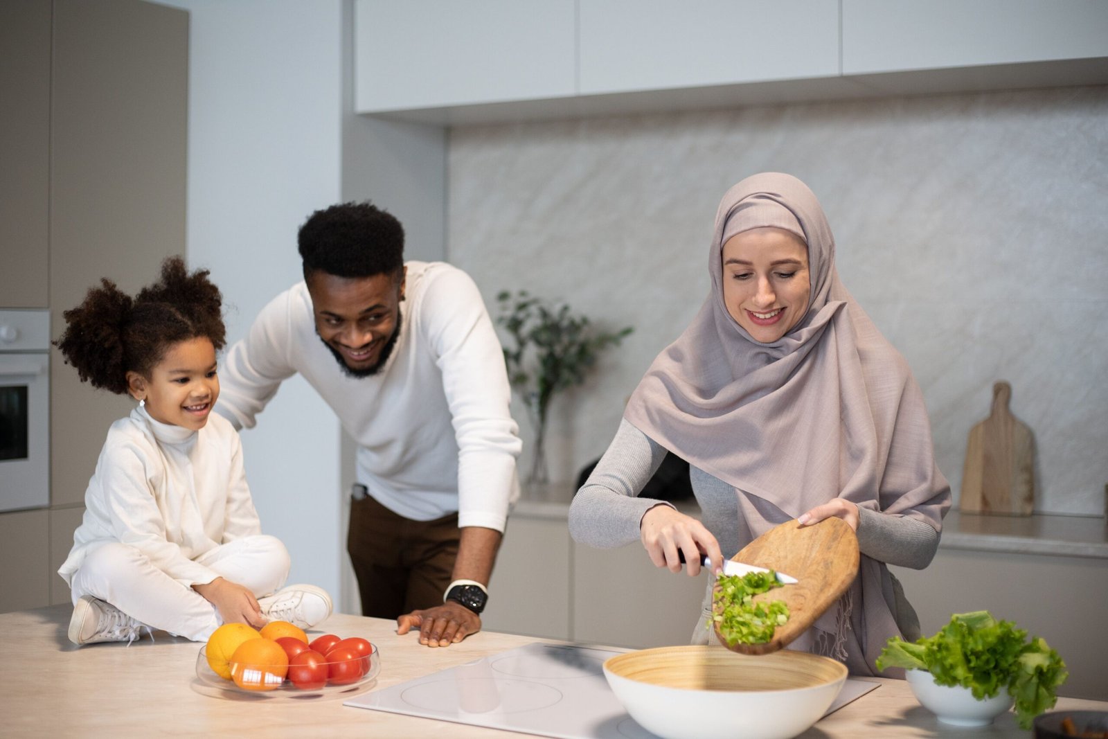 عائلة تطبخ معًا في المطبخ