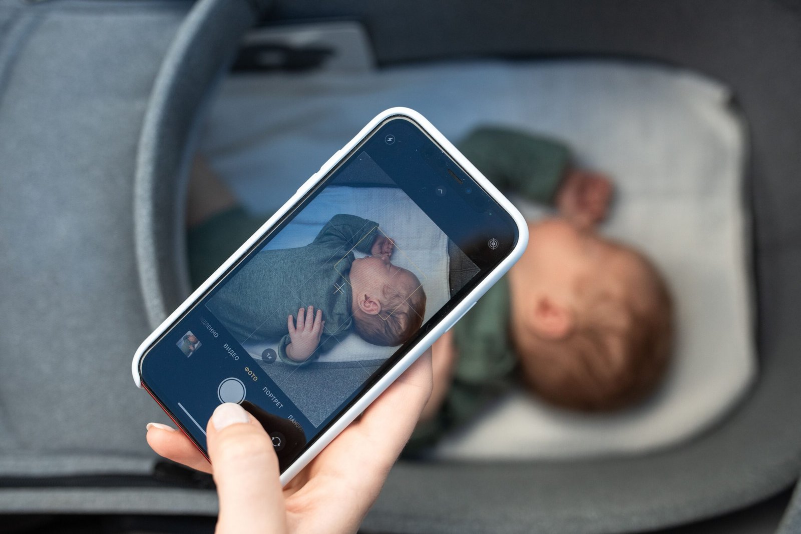 والد يلتقط صورة لطفل نائم بسلام في سريره